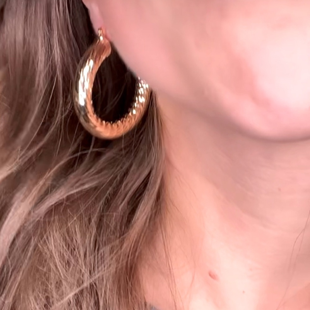 Ettika croissant swirled gold thick hoop earrings brand new - Picture 2 of 11